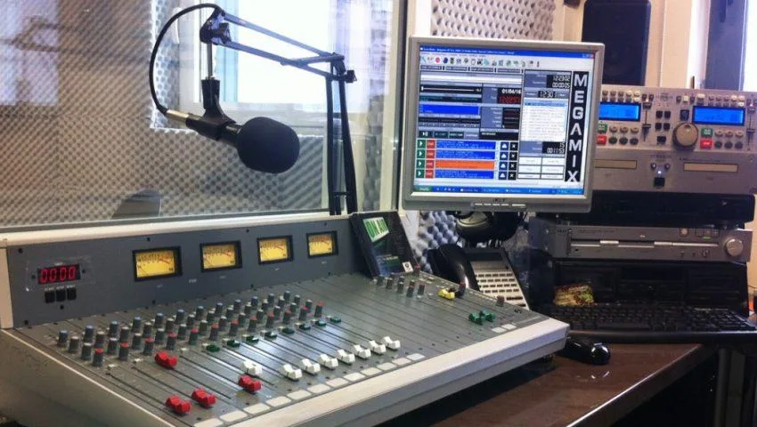 radiofonikos stathmos