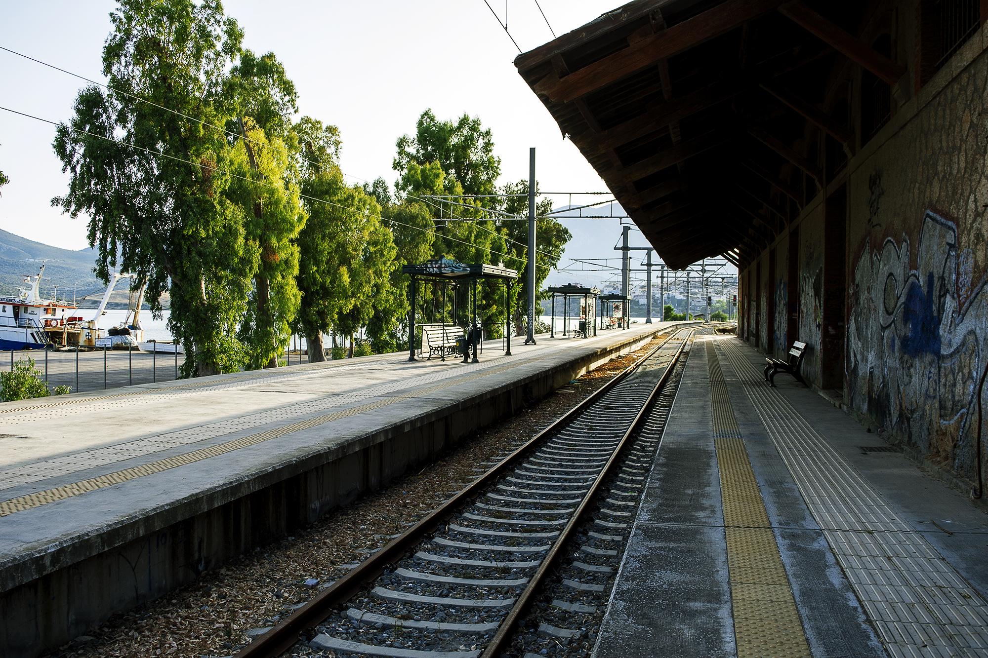 treno sidirodromikos stathmos xalkida