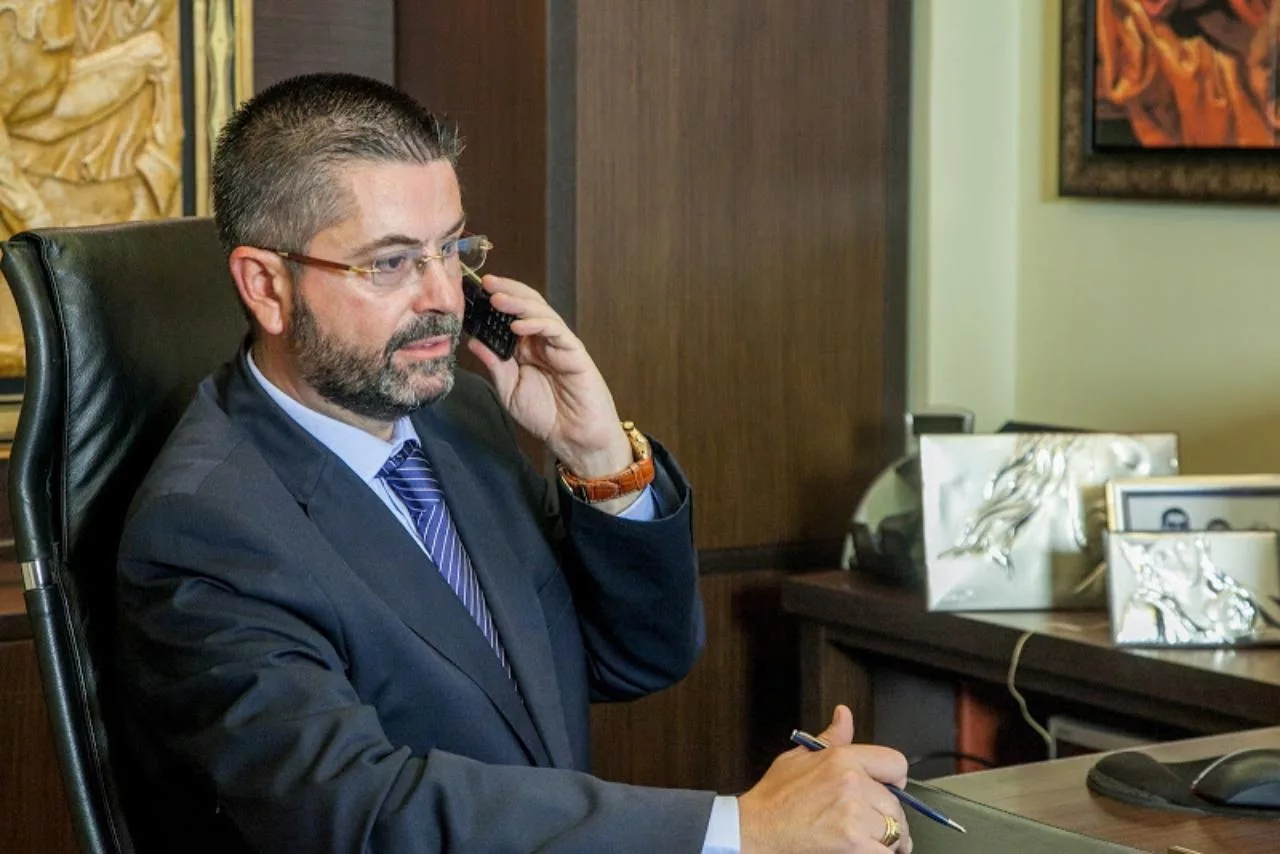 sarakis 22239302930390290329023932023 1