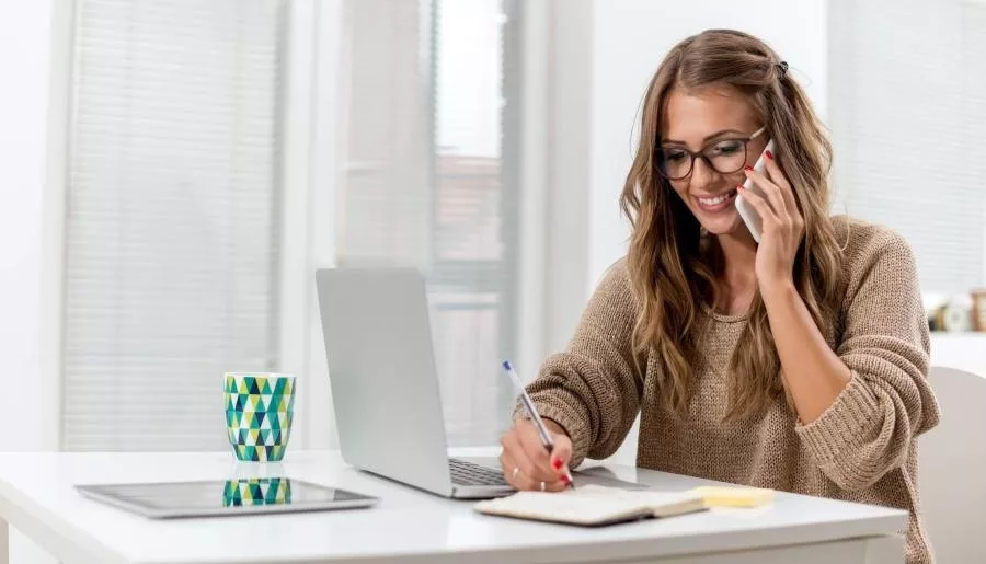 woman at work 1292109120912021901212 1