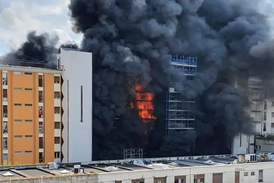 esplosione explotion ekrhxh polykatoikia Roma 111111111