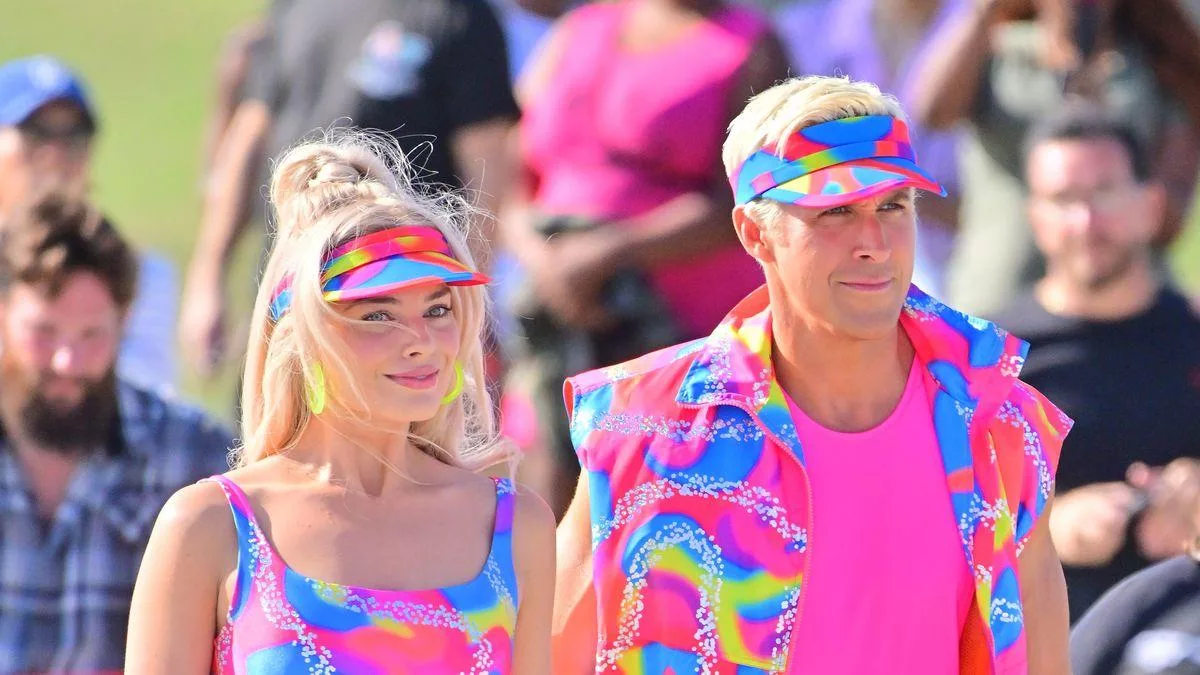 margot robbie and ryan gosling on rollerblades film new news photo 1688491306.jpg