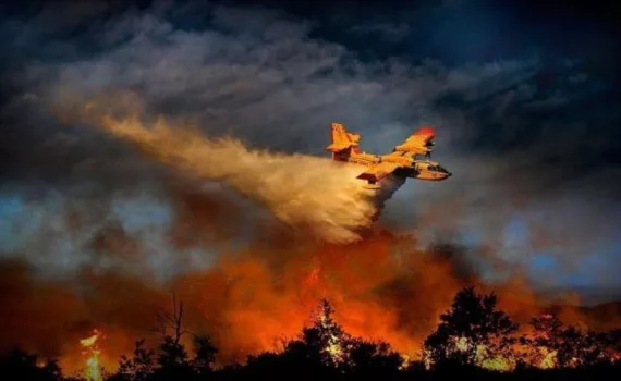 pyrosbestiko aeroskafos fotia canadair 212111 3.jpg
