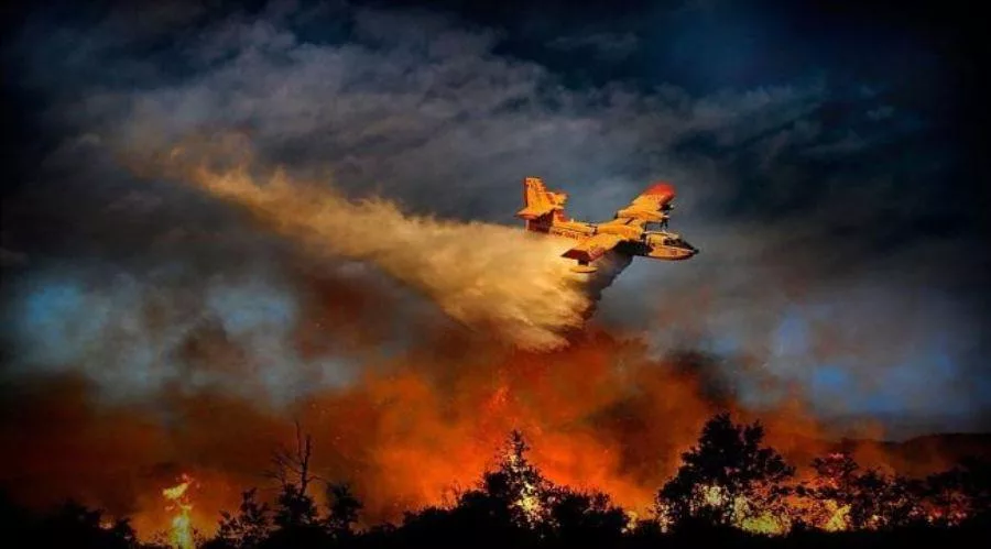 pyrosbestiko aeroskafos fotia canadair 212111.jpg
