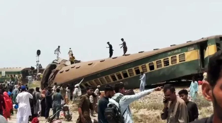 pakistan train accident 122113 1.jpg