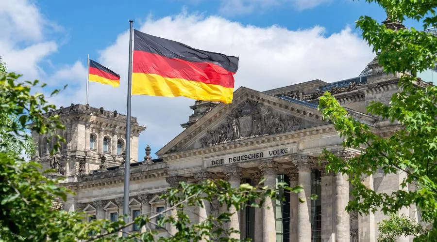 german_flag-bundestag-112211.jpg