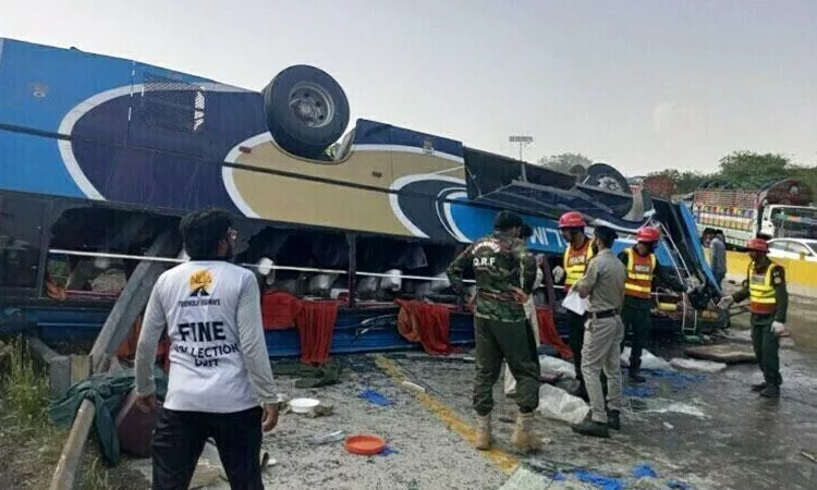 Bus accident Pakistan 171 1.jpg