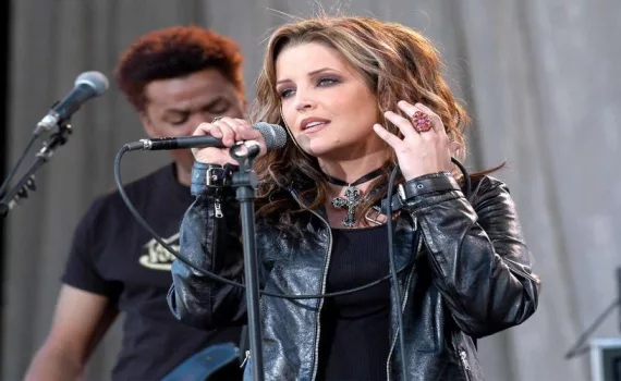 Lisa Marie Presley 122121121221 1.jpg