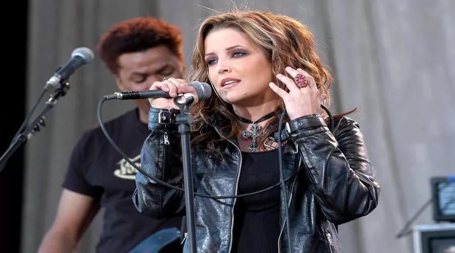 Lisa Marie Presley 122121121221 1.jpg