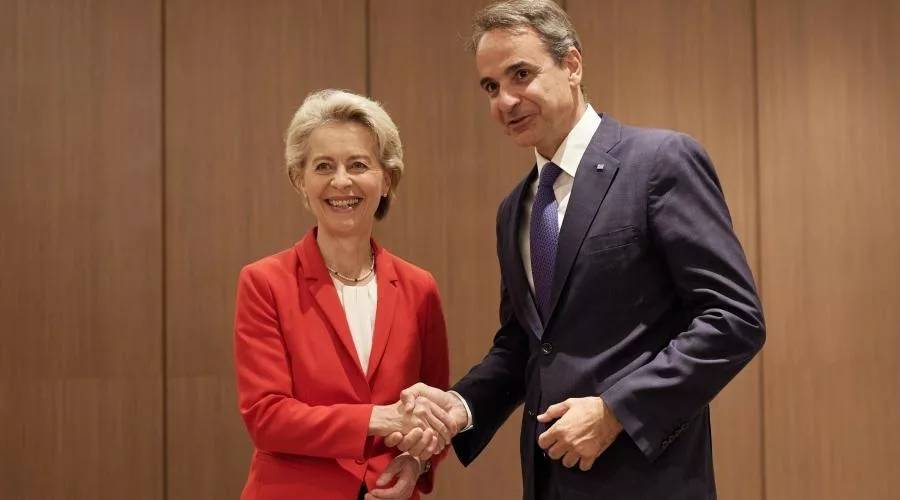 der laien mitsotakis 2122211222.jpg