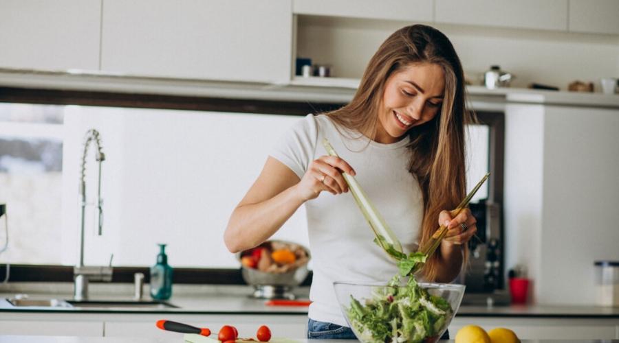 woman salad 222212.jpg