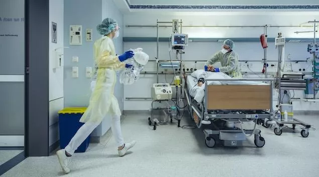 giatroi nosokomoi hospital nosokomeio usa 1212.jpg