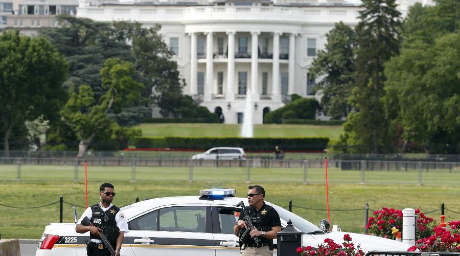 white house leykos oikos police usa 1111.jpg