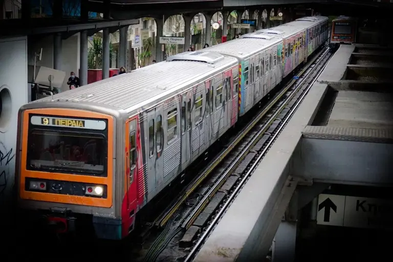 dichos telos ta provlimata sto metro athinas aposyrthike syrmos apo ti grammi 1