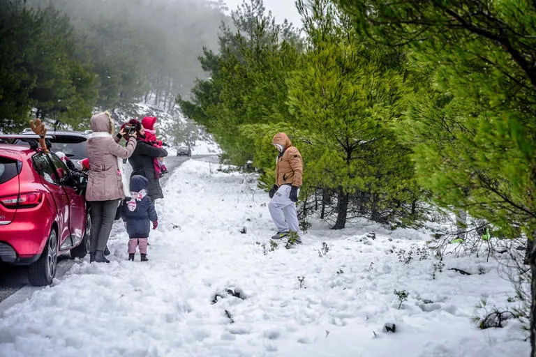 erchontai psychres aeries mazesptosi tis thermokrasias