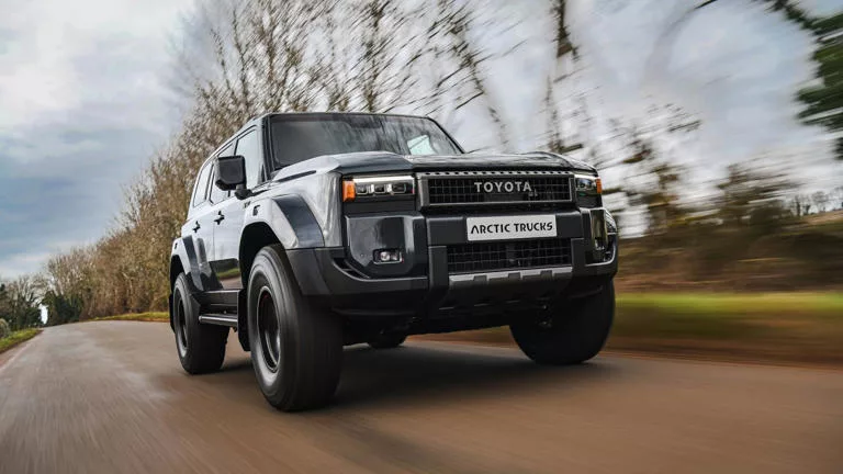 to land cruiser me ti metatropi tis islandikis arctic trucks